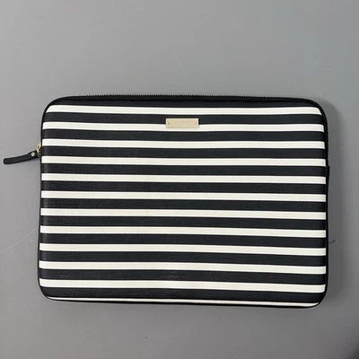 Funda para portátil Kate Spade Fairmont cuadrada negra crema rayas tecnología acolchada Foto 1 de 4