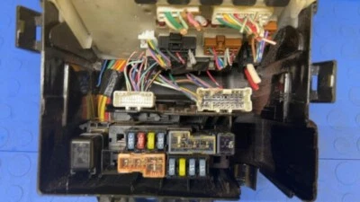 Caja de fusibles de motor Nissan Pathfinder 2005-2006 OEM Foto 1 de 4