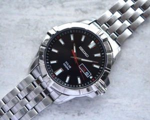 Seiko Solar Quarz 100M schwarzes Zifferblatt Stahl Herren Armband Uhr Tag Datum - Bild 1 von 20