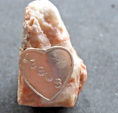 Pierre de Jérusalem, quartz blanc avec veines rouge sang et mica, cœur en argent - Photo 1/4