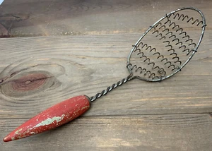 Androck Vintage aufgerollter Metalldraht Schneebesen Sieblöffel rot Holz Atomgriff - Bild 1 von 12