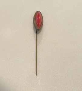 Red Raised 3D Oval Gold Tone Lapel Pin Vintage - Picture 1 of 4