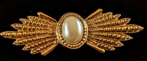 Spilla vintage in finta perla tono oro - 2 1/2" - Foto 1 di 8