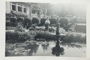 Vintage Photo Snapshot Beautiful Woman Garden Mansion Fountain Statue - Picture 1 of 2