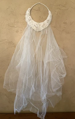 Velo de boda vintage años 40 marfil tul y flores pequeñas BOHO Foto 1 de 4