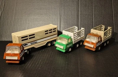 Semirremolque de transporte de caballos Tonka vintage de los años 70 y remolque de ganado + 2 camiones agrícolas Foto 1 de 4