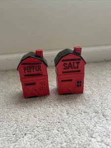 Red Barn Salz und Pfefferstreuer Japan 4" Vintage - Bild 1 von 8