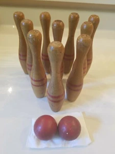 ORIG VTG MINI HOLZ HOLZ 6" ROTE STREIFEN BEMALT 10 BOWLING PINS & 2 KUGELN SET - Bild 1 von 6