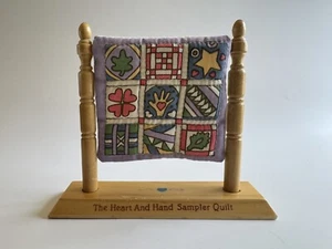 1996 Enesco Heart And Hand Sampler Wooden Quilt Display Doll House Miniature - Picture 1 of 4