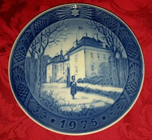 1975 Royal Copenhagen Decorative Collectors Dish The Queen's Christmas Resident - Picture 1 of 2