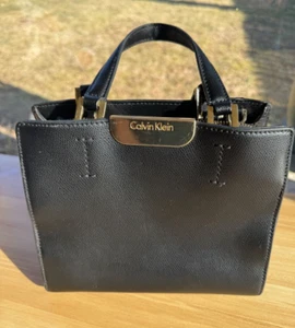 V. Bueno.Calvin Klein, Bolso de Mano Saffiano Cuero Suave Multi Compartimento, 2 Cremalleras. - Imagen 1 de 23