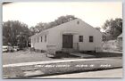 Albia Iowa ~ Église biblique ouverte d'Albia ~ Rev & Mme FL Stufflebeam ~ Signe ~ années 1950 RPPC