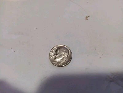 1977 Roosevelt dime no mint mark Error W On Rim Close AM - Image 1 of 4