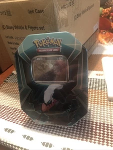 SIGILLATO IN FABBRICA - Pokémon TCG: Darkrai Triple Whammy Latta da Collezione - NUOVO DI ZECCA - Foto 1 di 3