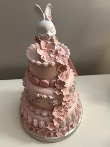 Sweet Treats Ostern rosa Kuchen mit Hase Topper Dekoration - NEU - Bild 1 von 10