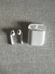 Apple AirPods 2nd Generation with Charging Case - White - Photo 1 sur 1