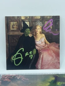 CD BANDA SONORA FIRMADA POR ARRIANA GRANDE Y CYNTHIA ERIVO CON INSERTO - Imagen 1 de 2