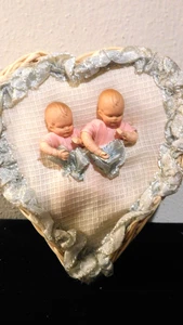 VINTAGE MINIATUR DEUTSCHE ZWILLINGSBABYPUPPEN IM ORIGINAL HERZKORB BLAUES BAND - Bild 1 von 5
