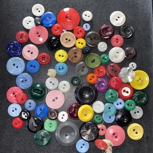 "Lote de 80 más botones de colección Plastic Colt & Hopefuls SPC grandes a pequeños de 3/8"" a 1 1/4""" - Imagen 1 de 8