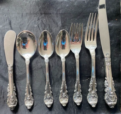 JUEGO DE CUBIERTOS ESTERLINA SIR CHRISTOPHER DE WALLACE PARA 8 POR 7 CON 5 SERVIDORES Foto 1 de 3