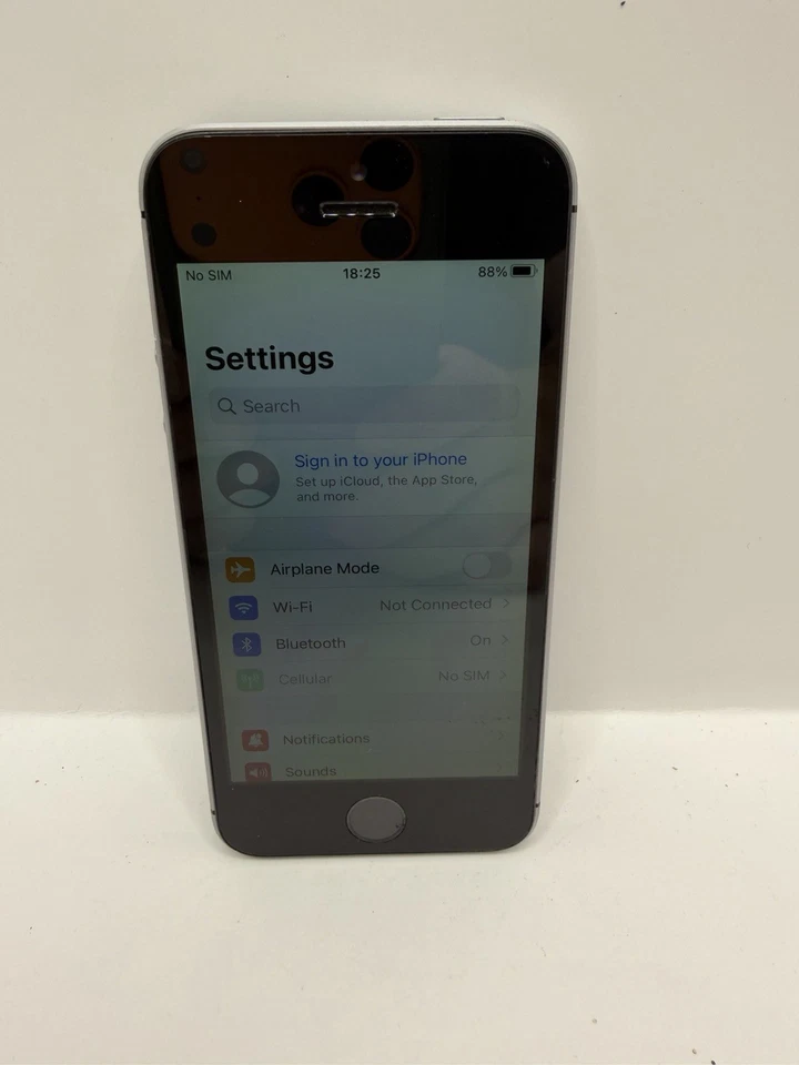 Apple iPhone SE (1st Gen) Unlocked Space Gray 16 GB Battery Life 90% - Image 1 of 4