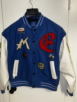 Chaqueta Maison Emerald Stadium L Azul y Blanco Usada Foto 1 de 4