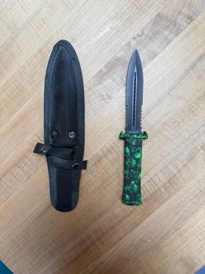Serrated Dagger With Green Skull Decal Handle - 440 Steel - Image 1 of 4