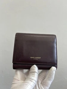 Estuche tipo tarjetero triple de cuero con logotipo de Saint Laurent con cierre granate - Imagen 1 de 7
