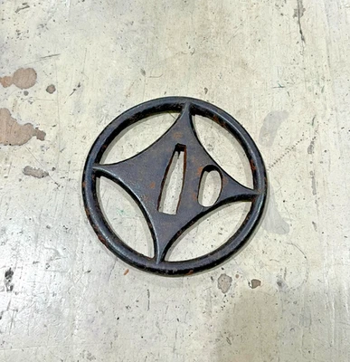 Antigua espada japonesa de hierro tsuba con diseño de diamante calado Foto 1 de 4