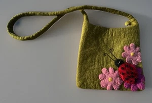Brandneu mit Karton 100 % Wolle Umhängetasche Handtasche gefilzt Biene Blumen grün Handarbeit Nepal - Bild 1 von 12