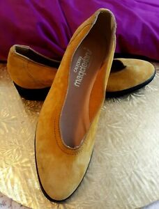 Gorgeous MAGDESIANS Mustard LEATHER Black Sole Women Size 7 W Shoes USA
