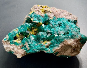 Dioptase with mimetite - Congo - vibrant green & yellow mineral specimen - Picture 1 of 9