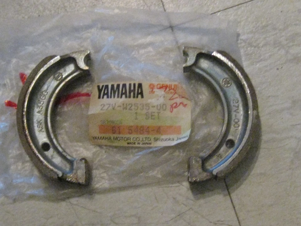 JUEGO DE ZAPATAS DE FRENO DELANTERAS YAMAHA SH50A RAZZ/CG50 RIVA ¡NOS! Foto 1 de 1