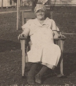Delantal de silla de madera de patio de mujer vieja de principios de la década de 1920 casa de campo - Imagen 1 de 3