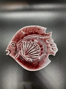 Vintage handgefertigter roter Fisch mit Muschel Keramik Aschenbecher/Schmuckschale - Bild 1 von 3