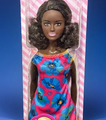 Barbie afroamericana con cabello natural rizado y piel oscura en vestido floral ~Nuevo🌺 Foto 1 de 4