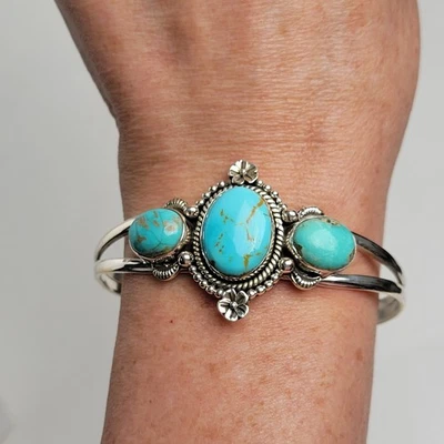 Artisan Southwest 3 石绿松石带花朵 925 纯银袖口 尺寸 7-9 — 第 1/4 张图片
