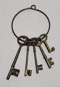 VINTAGE BRASS SKELETON KEYS WITH LARGE RING INCLUDES 5 KEYS - Picture 1 of 11