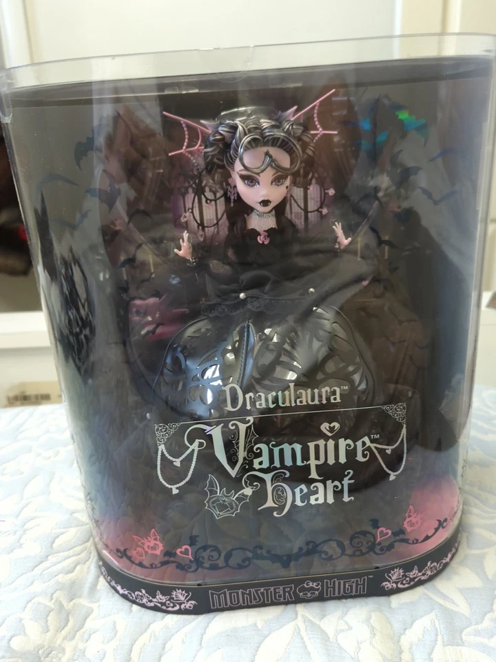 Muñeca coleccionista Mattel Monster High Vampire Heart Draculaura 2023 HRC14 en caja original nueva en caja Foto 1 de 2