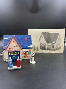 Estación de servicio Department 56 The Original Snow Village Big Bill's con bombas de gas - Imagen 1 de 14