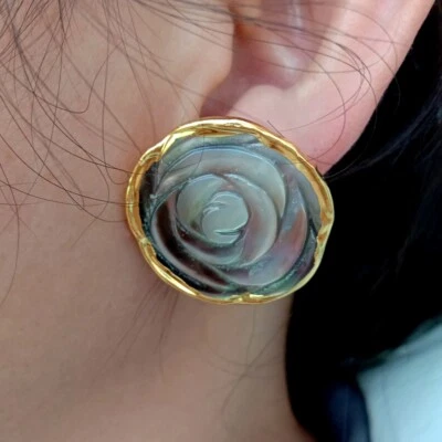 Aretes de flores talladas con concha de mar negro real joyería de moda Foto 1 de 4