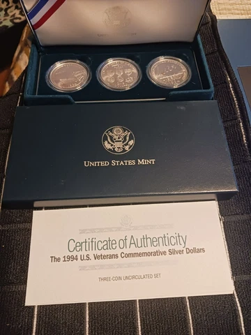 1994-W US Veteran's Commemorative set, 3 pc Unc Silver Dollars, OGP & COA. [#69] Cover