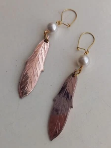 --£3 SALE---- New Pearl And Metallic Feather Detailed Earrings In Pink - Picture 1 of 2