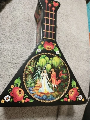 Balalaika ruso vintage pintado a mano hojalata folkart Samovar té ruso 2 damas Foto 1 de 4