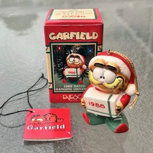 NIB 1988 Garfield Holding Gift Enesco Christmas Ornament - Ornament 217573 - Picture 1 of 9