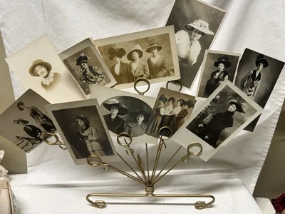 Caballete de exhibición de colección para ramo/alambre rizado portafotos/tarjetas con mujer victoriana en sombreros Foto 1 de 4