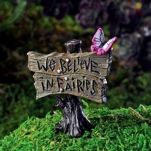 Letrero de jardín de hadas en miniatura con selección de mariposas Creemos en las hadas GO 17231 - Imagen 1 de 5
