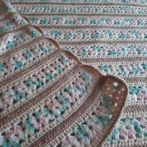 Manta de regazo vintage crochet pastel afgana a rayas borde festoneado casa de campo - Imagen 1 de 9