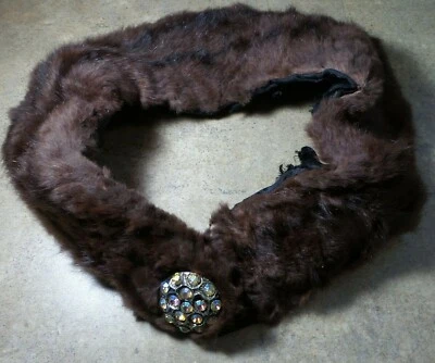 ¡VINTAGE! 1950 ERA Marrón Cuello de Piel Real con Broche Grande de Estrás Cubierta de Botón Foto 1 de 4