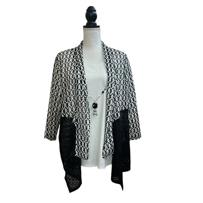 Top para mujer Alfred Dunner Twinset negro, blanco 1X crochet frente abierto Foto 1 de 4